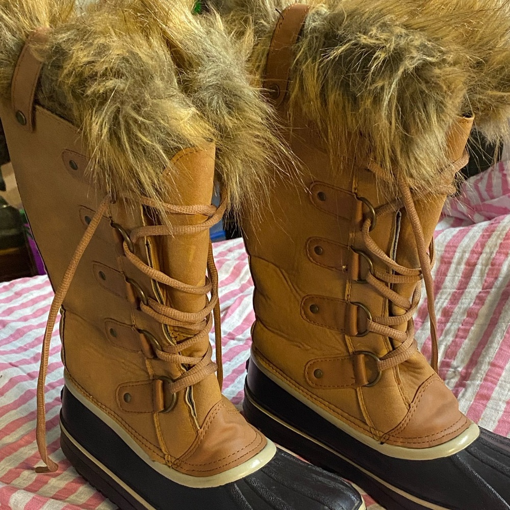Women's Tan Fur-Lined Winter Boots